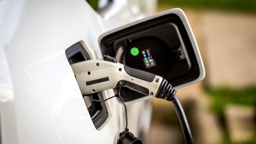 Bornes de recharge électrique : plus de 55 000 points ouverts en France